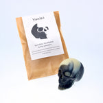 savon-artisanal-naturel-cosmetique-saponification-crane-skull-tete-mort-vanite-karite-coco-charbon-huiles-essentielles-eucalyptus-spiruline-amande-douce-blanc-noir
