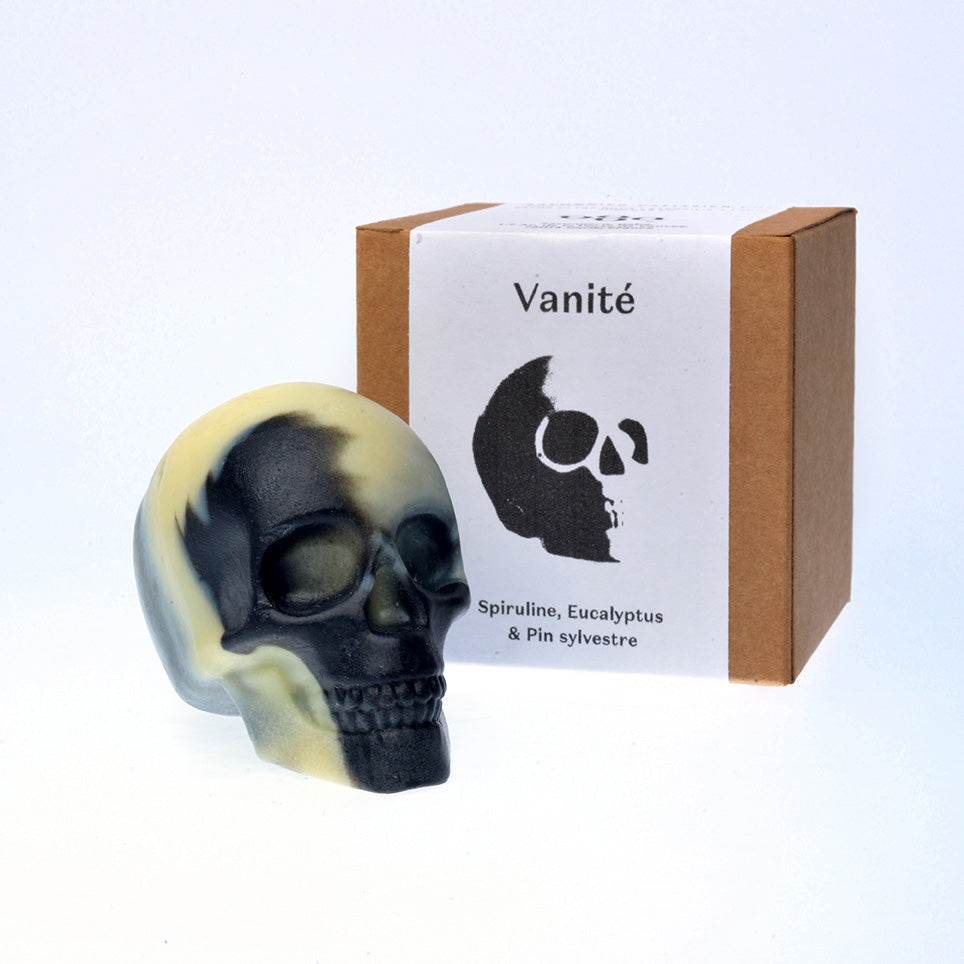 savon-artisanal-naturel-cosmetique-saponification-crane-skull-tete-mort-vanite-karite-coco-charbon-huiles-essentielles-eucalyptus-spiruline-amande-douce-blanc-noir