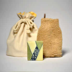 savon-artisanal-naturel-cosmetique-saponification-coffret-cadeau-spiruline-charbon-pin-eucalyptus-huiles-essentielles-gant-lin-coton-bio-pochette